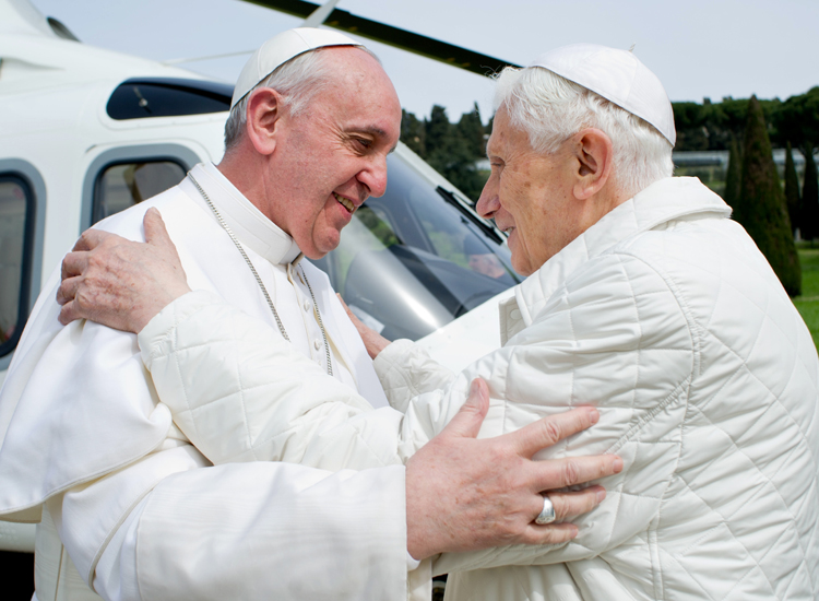 L'abbraccio tra papa Francesco e il pontefice emerito Benedetto, il 23 marzo a Castel Gandolfo